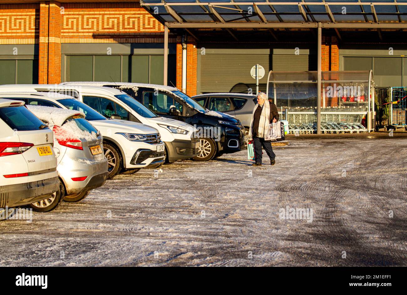 Dundee, Tayside, Schottland, Großbritannien. 12.. Dezember 2022. UK Weather: Nordostschottland genießt im Dezember die herrliche Sonne, mit eiskalten Temperaturen um -5°C. Der Schneefall von Tayside und der harte Frost führten zu einer erheblichen Ansammlung von eiskaltem Schnee, der die Straßen und Gehwege in Dundee bedeckte. Der Stadtrat von Dundee ist bei der Beseitigung der extrem gefährlichen Bedingungen für Autofahrer und Fußgänger weit zurückgefallen. Kredit: Dundee Photographics/Alamy Live News Stockfoto