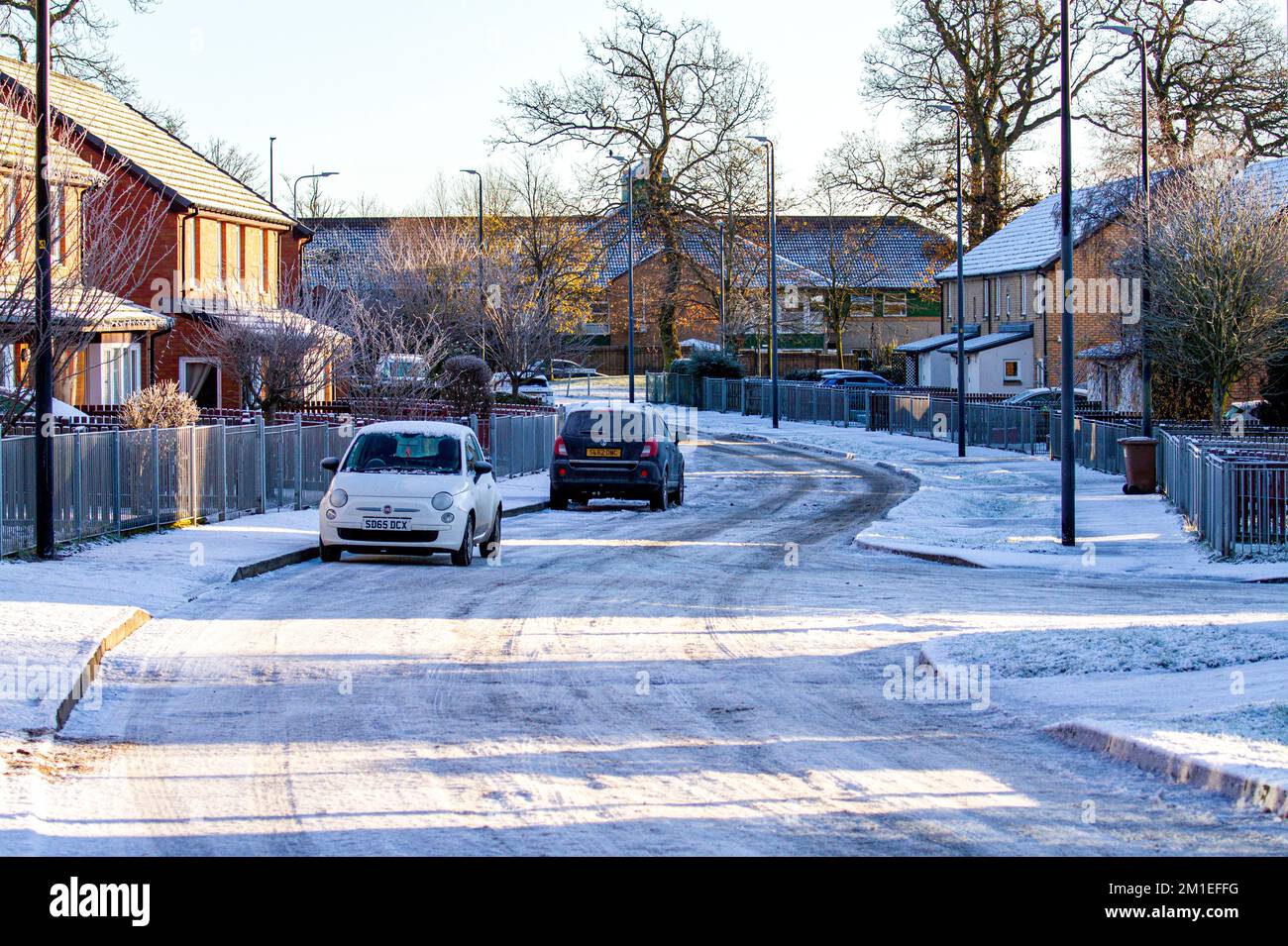 Dundee, Tayside, Schottland, Großbritannien. 12.. Dezember 2022. UK Weather: Nordostschottland genießt im Dezember die herrliche Sonne, mit eiskalten Temperaturen um -5°C. Der Schneefall von Tayside und der harte Frost führten zu einer erheblichen Ansammlung von eiskaltem Schnee, der die Straßen und Gehwege in Dundee bedeckte. Der Stadtrat von Dundee ist bei der Beseitigung der extrem gefährlichen Bedingungen für Autofahrer und Fußgänger weit zurückgefallen. Kredit: Dundee Photographics/Alamy Live News Stockfoto