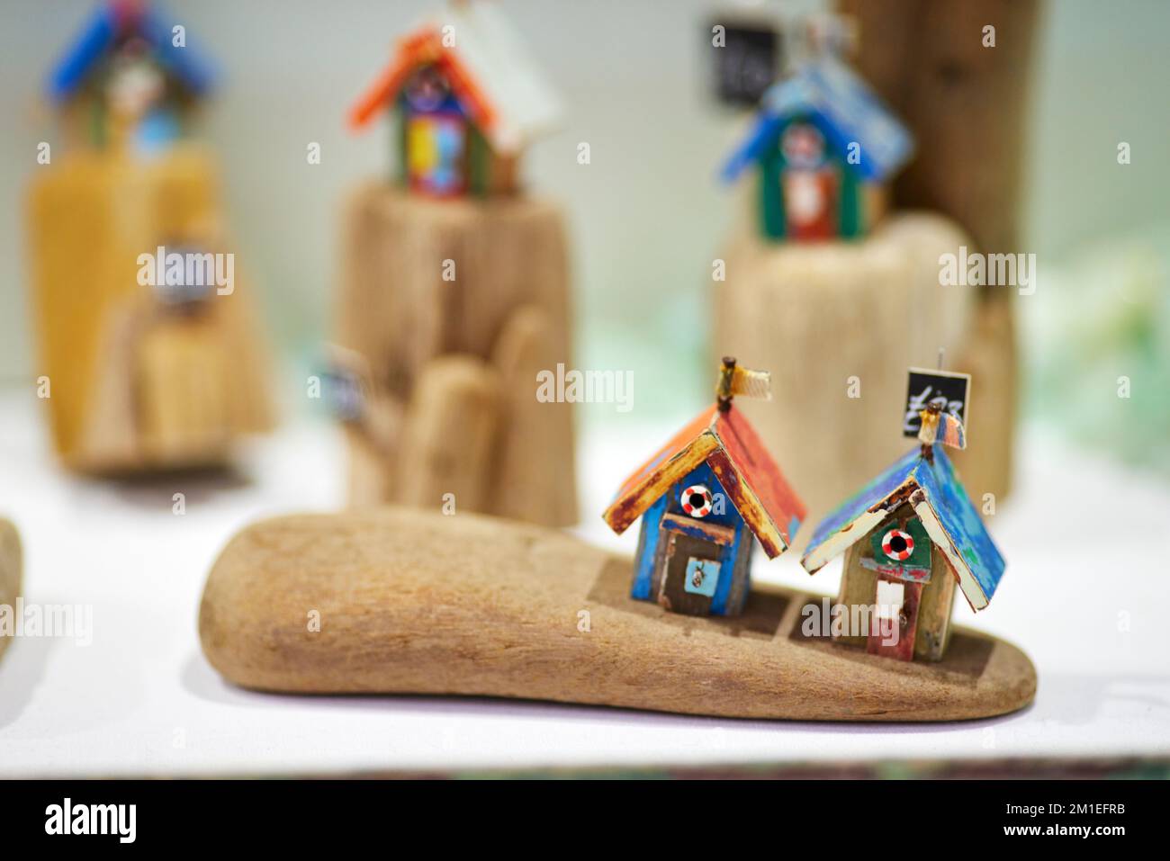 Marktstand Strandhütten auf einem Stein Stockfoto