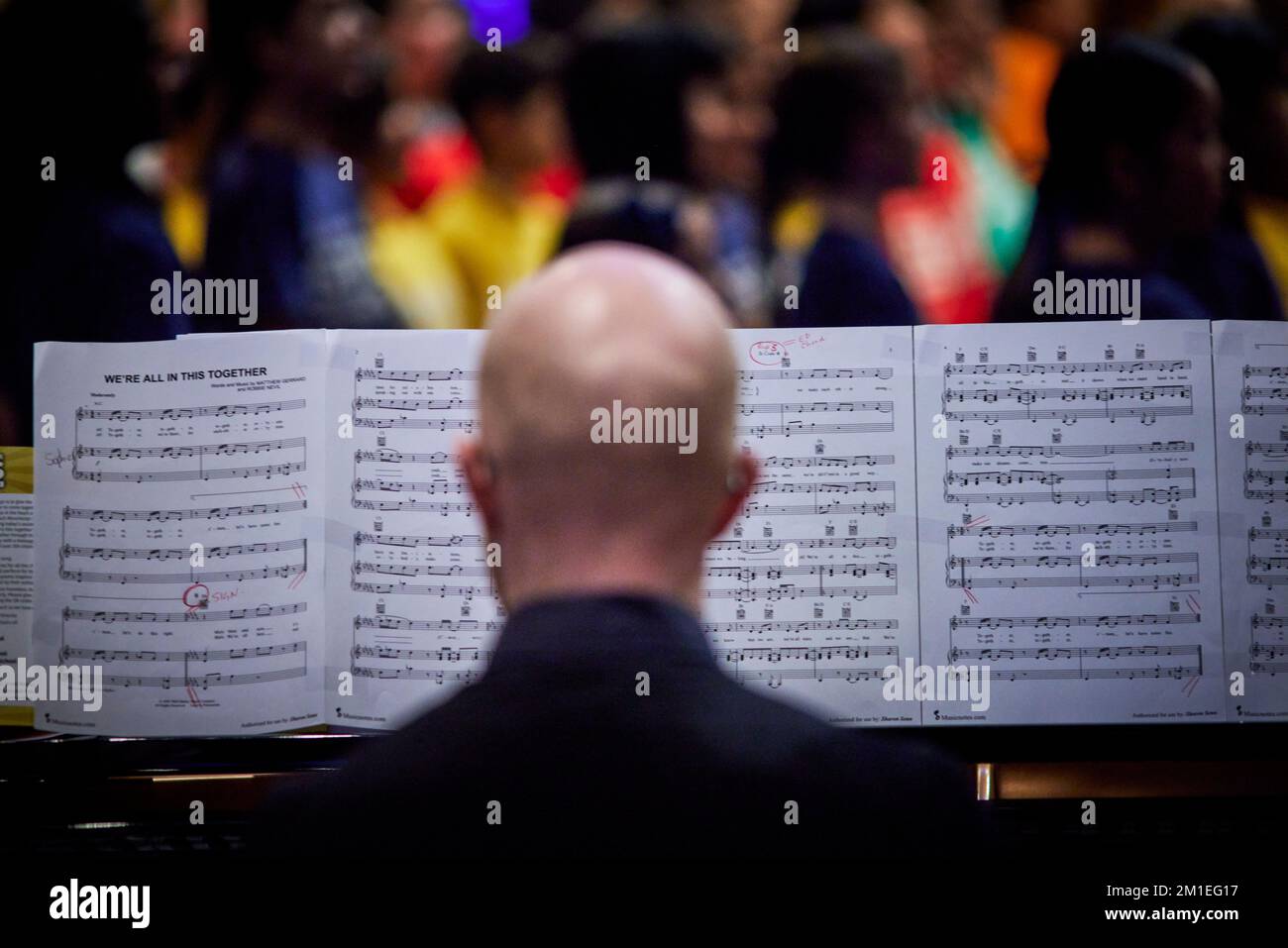 Pianist liest Notenblätter Stockfoto
