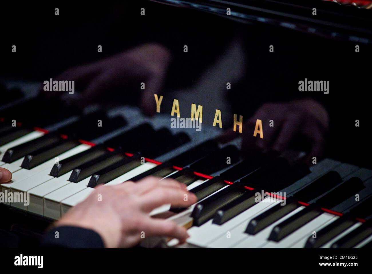 Yamaha Piano Pianist spielt Musiktasten Stockfoto