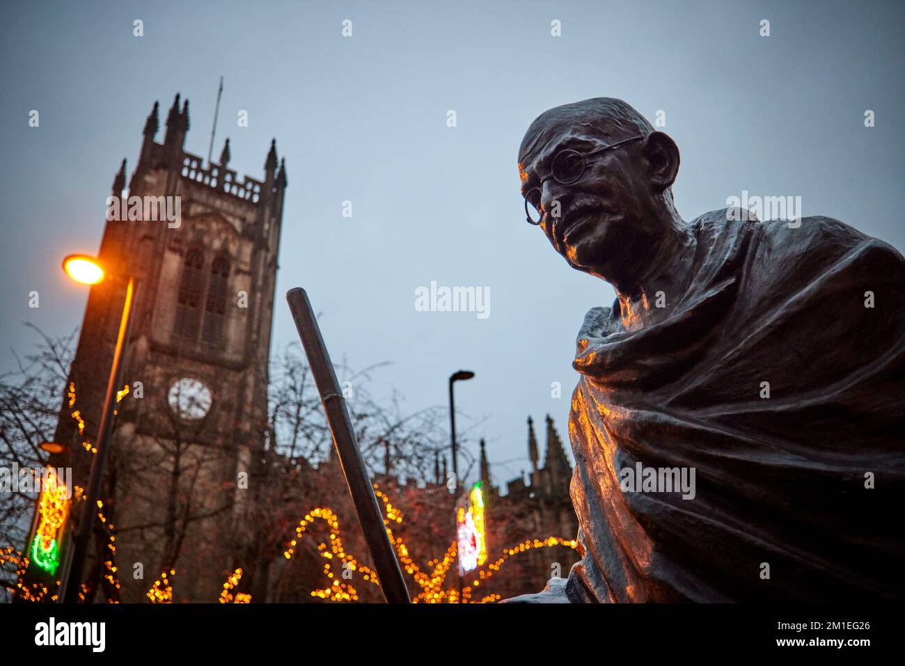 Mahatma Gandhi Statue Bronze entworfen vom Künstler RAM V Sutar vor der Manchester Cathedral Stockfoto