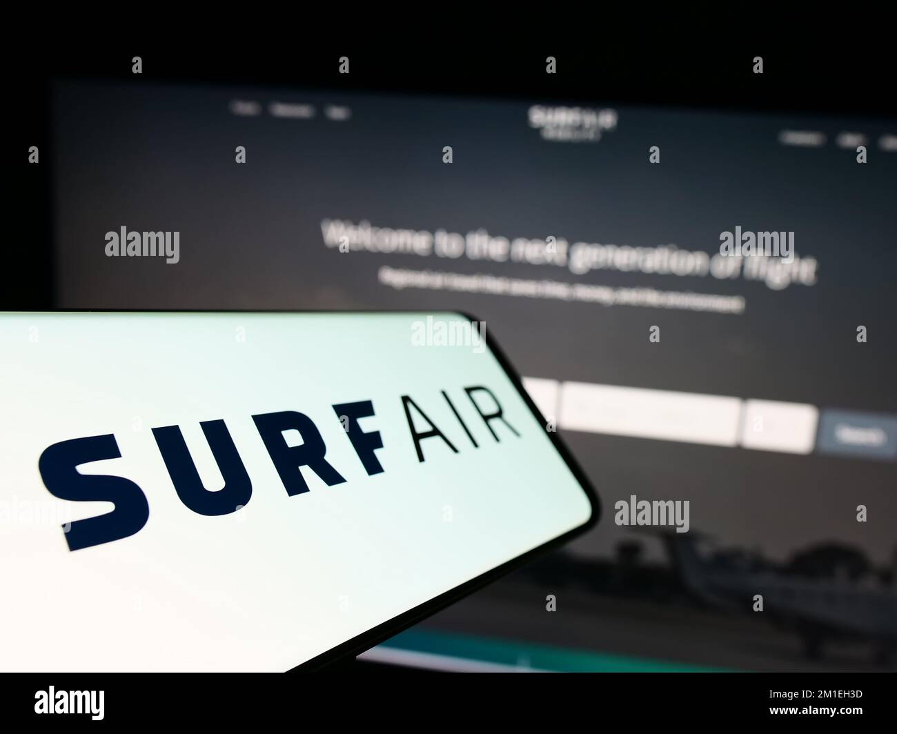 Smartphone mit Logo des amerikanischen Luftfahrtunternehmens Surf Air Mobility auf dem Bildschirm vor der Business-Website. Fokus auf der linken Seite des Telefondisplays. Stockfoto