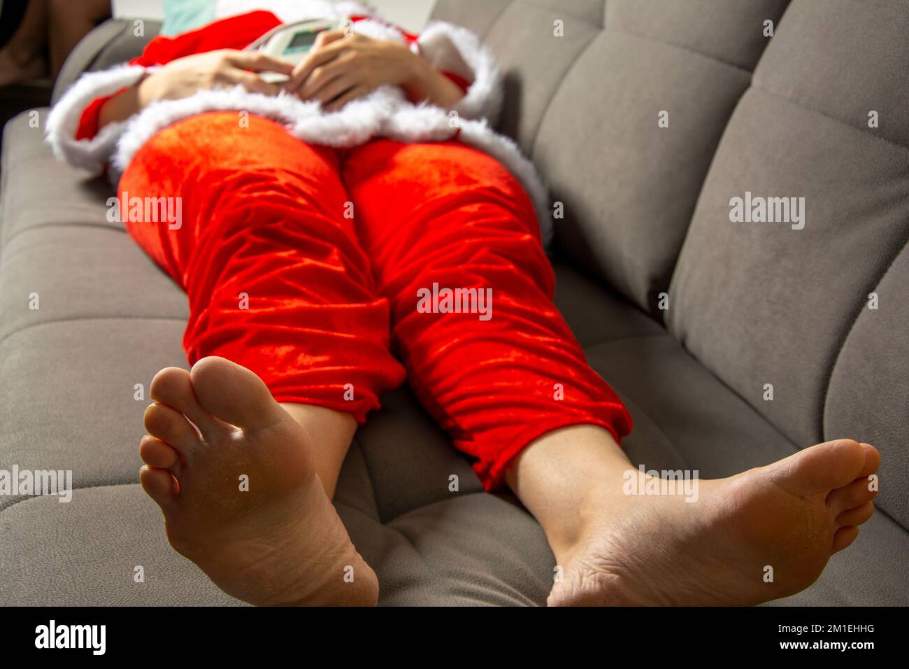 Der Weihnachtsmann ist krank und fühlt sich nicht gut. Der Weihnachtsmann misst den Blutdruck Stockfoto