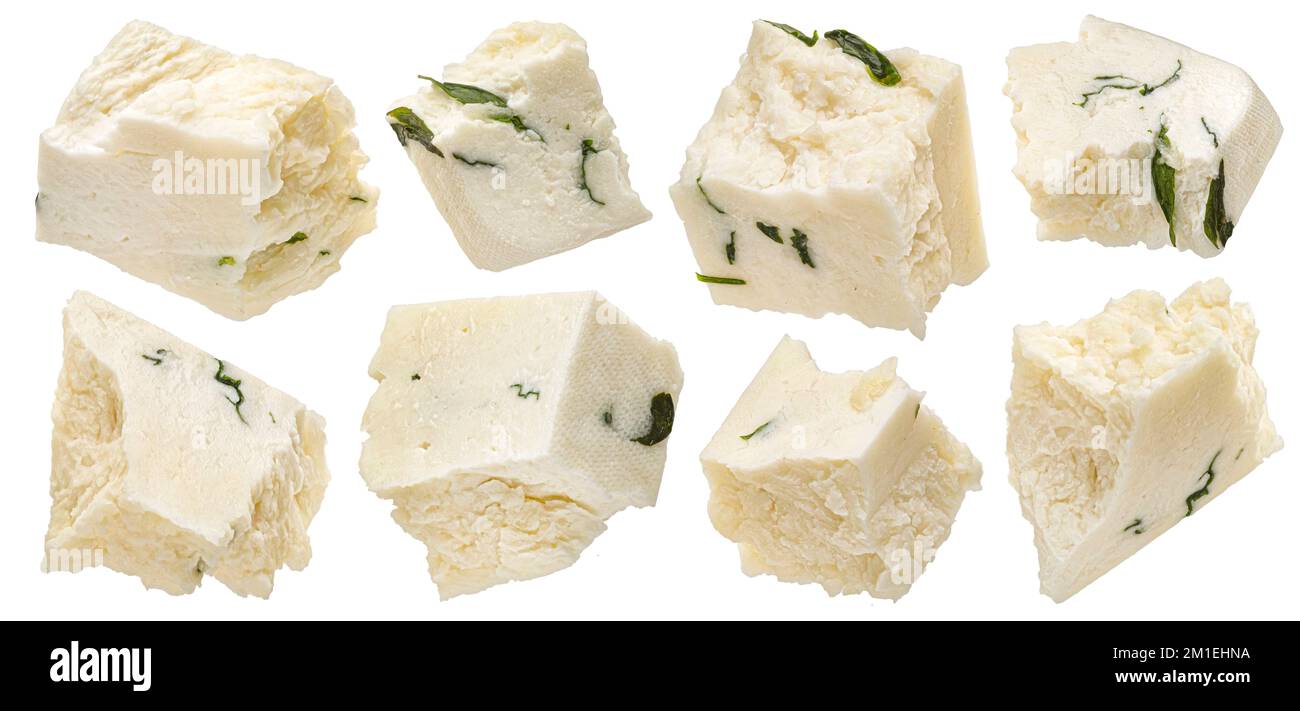 In Scheiben geschnittene Feta-Würfel, gewürfelte Quark-Käse-Stücke, isoliert auf weißem Hintergrund Stockfoto