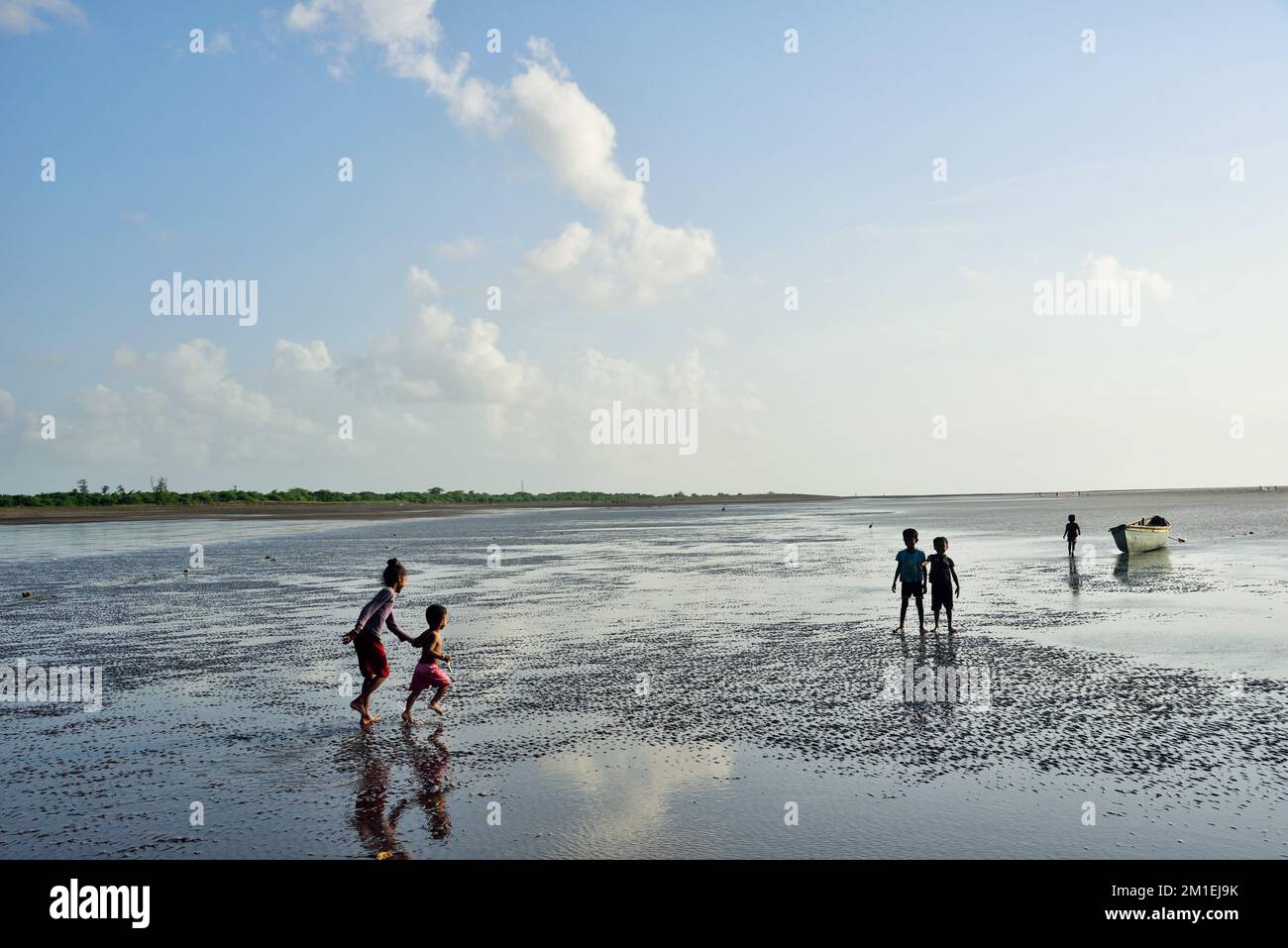 Kinder, die am Strand spielen, Surwada Beach, Valsad, Gujarat, Indien, Asien. Stockfoto