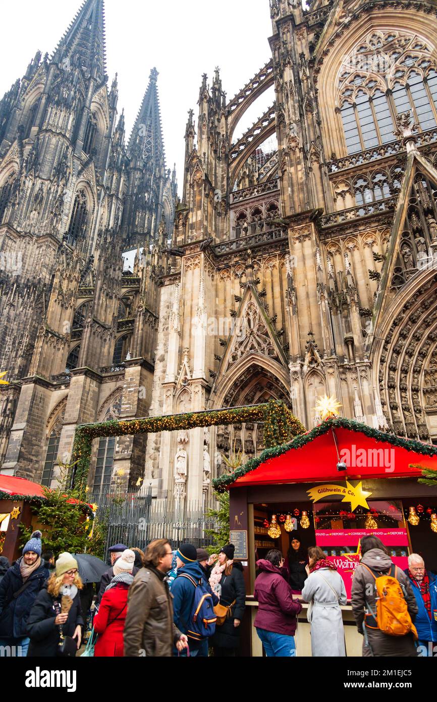 Touristen auf dem Winterweihnachtsmarkt unter dem Kölner Dom Stockfoto