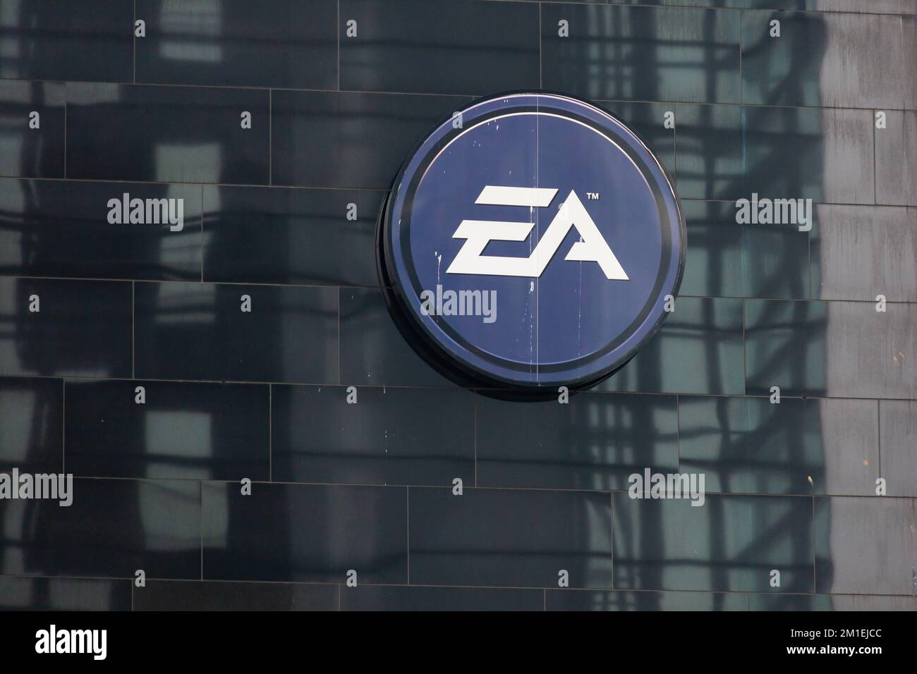 Electronic Arts EA-Logo, Kranhaus Sud, eines von drei Kranhauser-Bürogebäuden im Kölner Bezirk rheinauhafen. Stockfoto