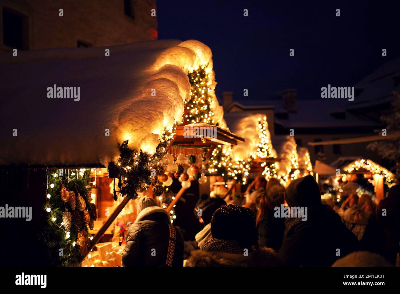 Nicht wiedererkennbare Menschen genießen heiße Getränke auf einem wunderschönen weihnachtsmarkt in Salzburg, Österreich Stockfoto