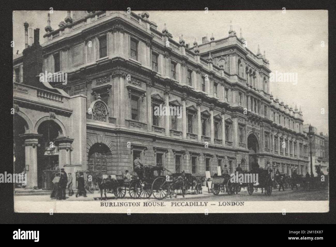 Antique Postcard of Burlington House in Piccaddily London UK mit Pferdekutschen und Passanten. Momentaufnahme des viktorianischen London. Stockfoto