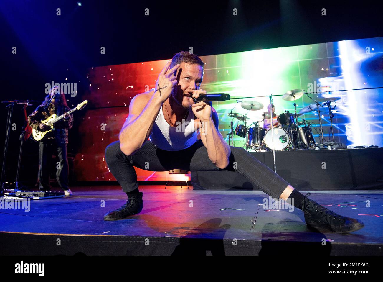 Stellen Sie sich Dragons vor – Wayne Premon und Dan Reynolds treten am 10. Dezember 2022 im kalifornischen Inglewood während Audacy's „KROQ Acoustic Christmas“ auf der Bühne auf. Foto: Casey Flanigan/imageSPACE/MediaPunch Stockfoto