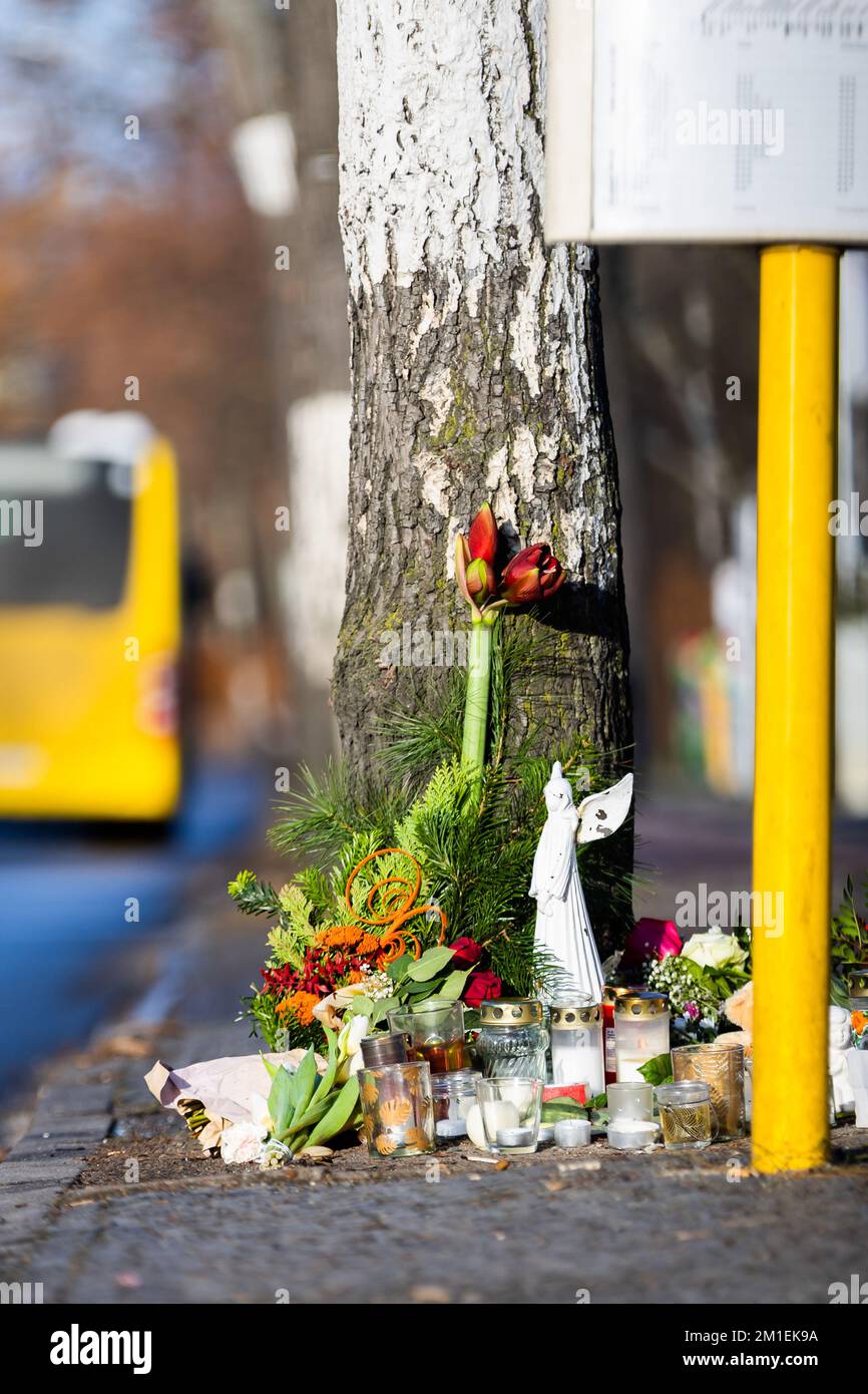 Berlin, Deutschland. 12.. Dezember 2022. Blumen und Kerzen liegen an der Bushaltestelle Stadtbad Lankwitz nach einem Unfall mit einem Doppeldeckerbus, bei dem am Samstag (10. Dezember 2022) ein Teenager starb. Kredit: Christoph Soeder/dpa/Alamy Live News Stockfoto