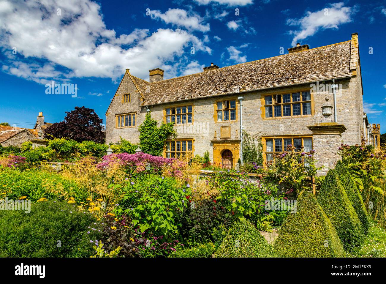 Der farbenfrohe Schneidengarten und die Westfront von Lytes Cary Manor, nr Somerton, Somerset, England, Großbritannien Stockfoto