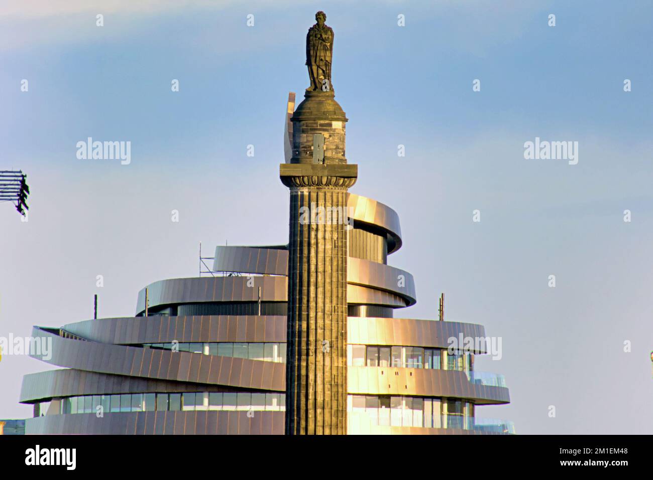 Melville Monument am St. Andrew Square, kombiniert mit dem Scheißhaufen das St. Janes Centre Edinburgh, Schottland, ist für einige Menschen in Bezug auf Sklaverei geeignet Stockfoto