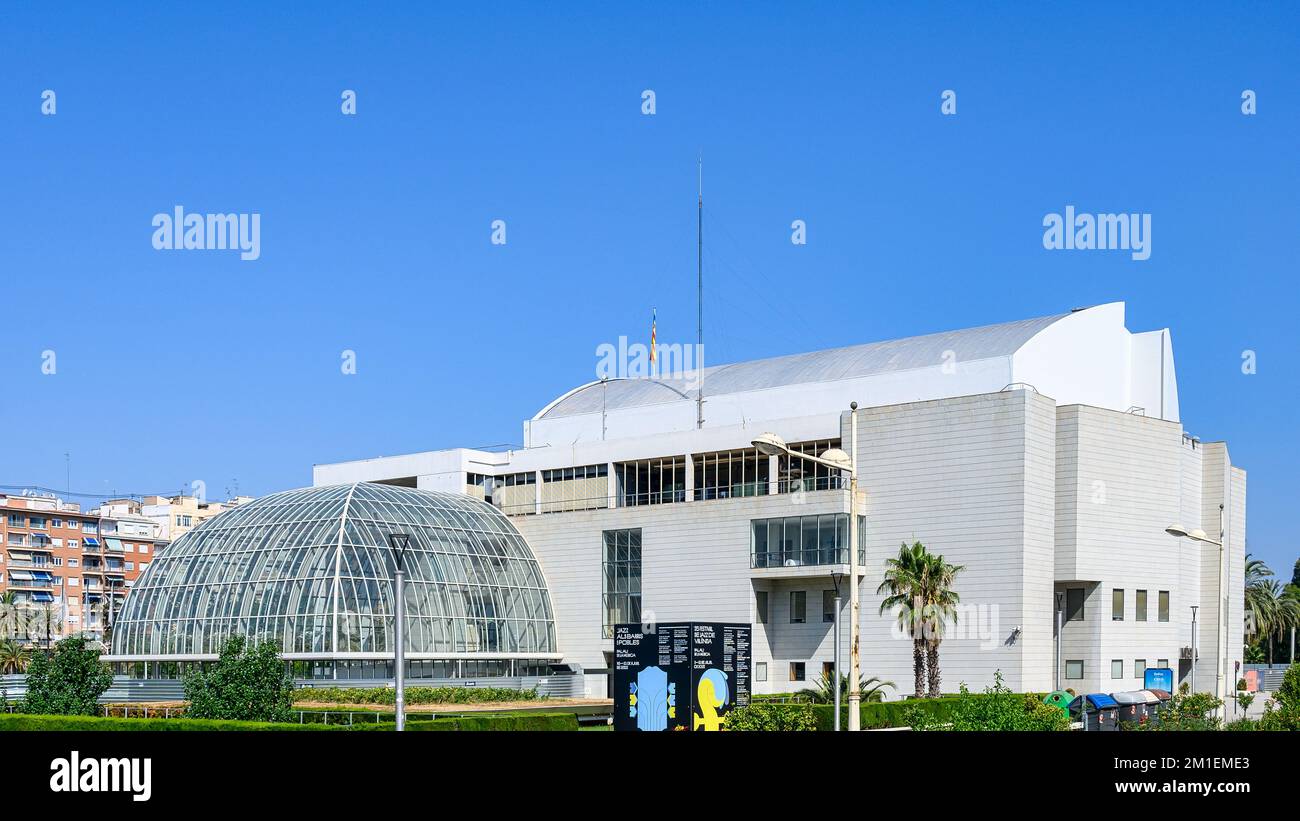 Valencia, Spanien - 16. Juli 2022: Außenarchitektur des Musikpalastgebäudes oder Palau de la Musica Valenciana Stockfoto