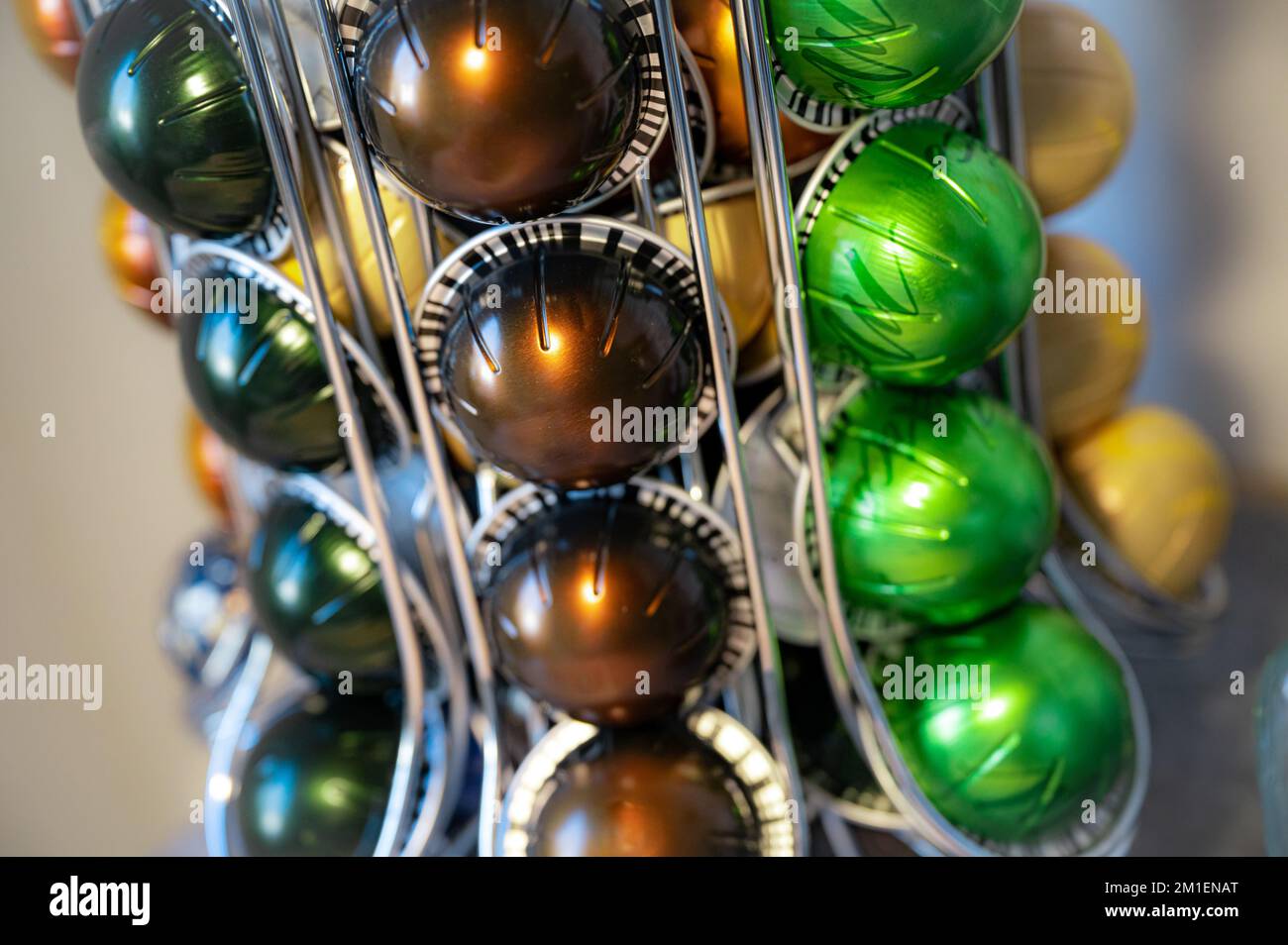 Farbenfrohe Aluminiumkapseln der Kapsel-Kaffeemaschine Stockfoto