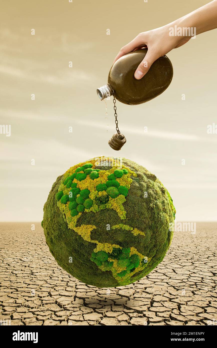 Ein Mann gießt Wasser aus einer Flasche auf den grünen Planeten Erde in der Wüste. Symbol für Dürre und Wasserknappheit Stockfoto