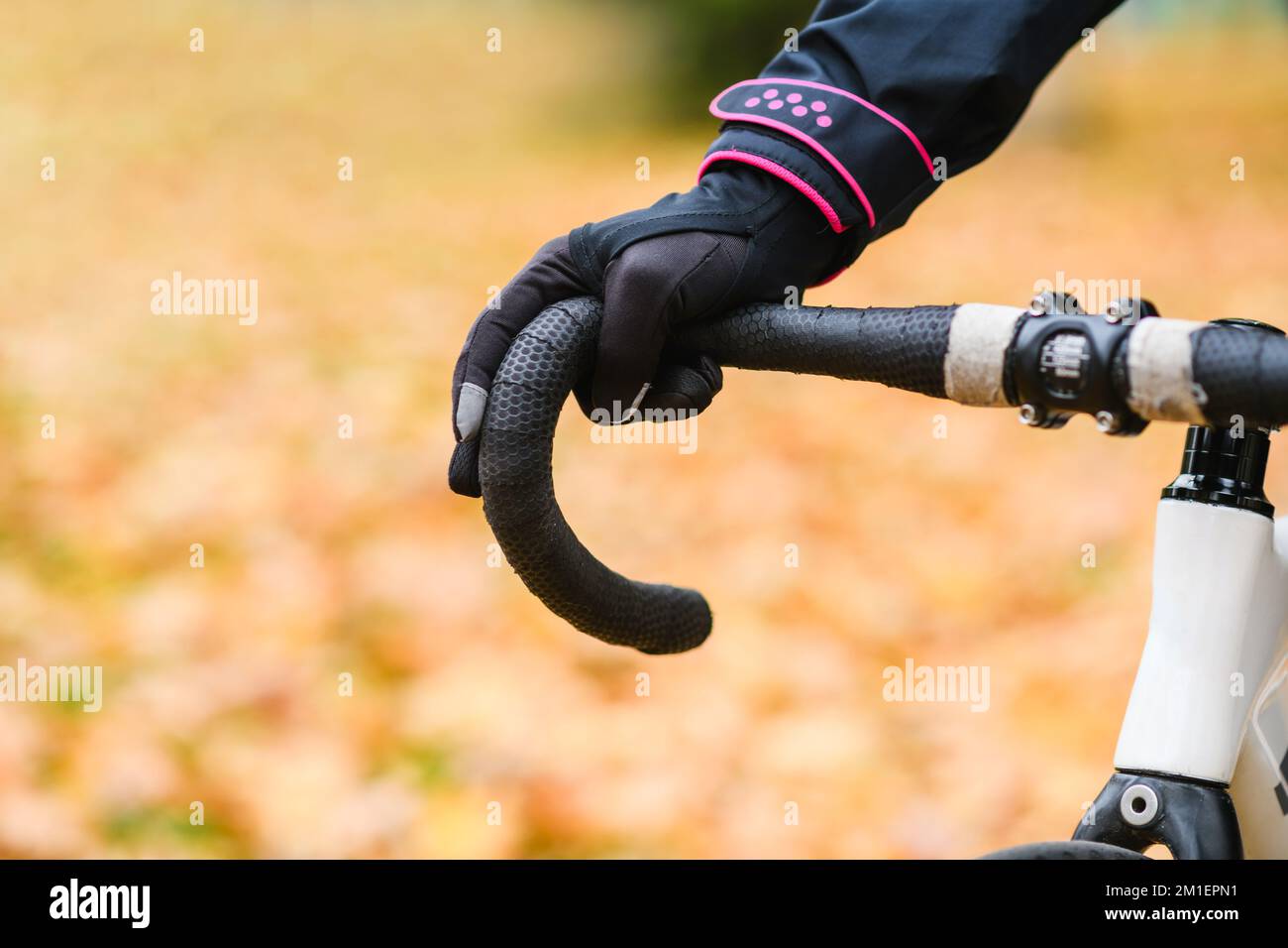 Männliche Hand im Handschuh am Fahrradlenker Stockfoto