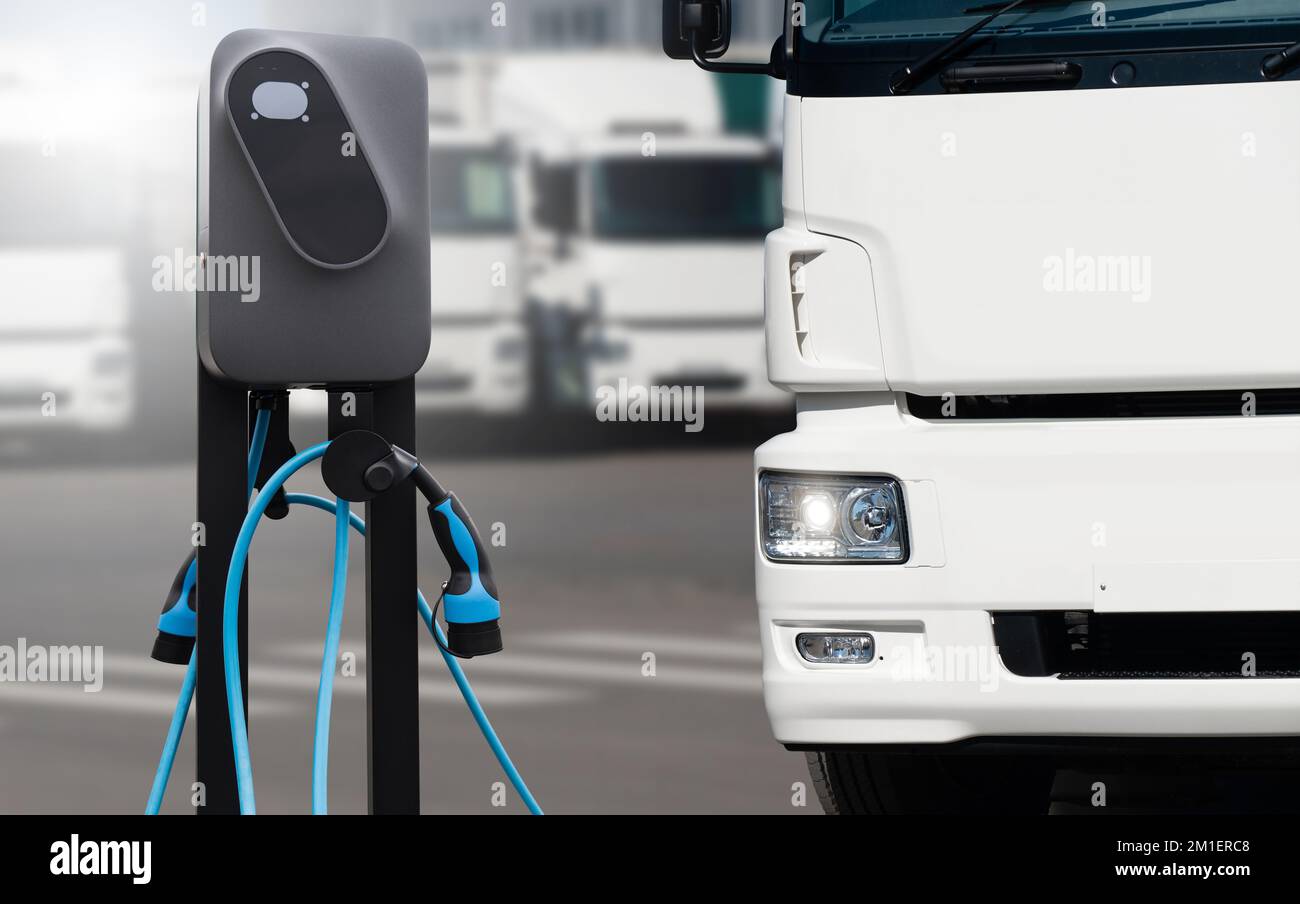 Elektrofahrzeug mit Ladestation. Konzept Stockfoto