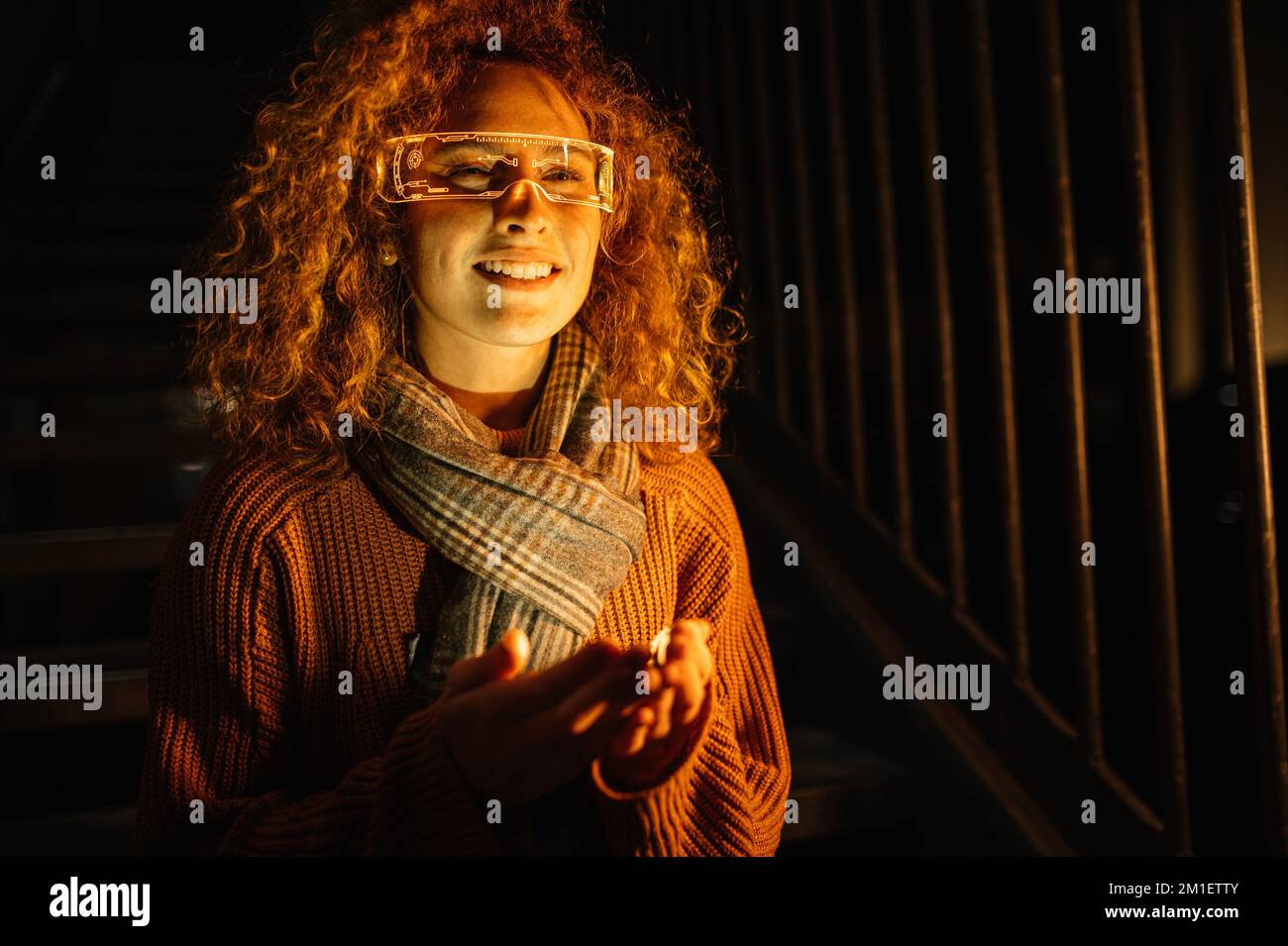 Frau mit Brille der Virtuellen Realität. Zukunft Technik Konzept. Stockfoto