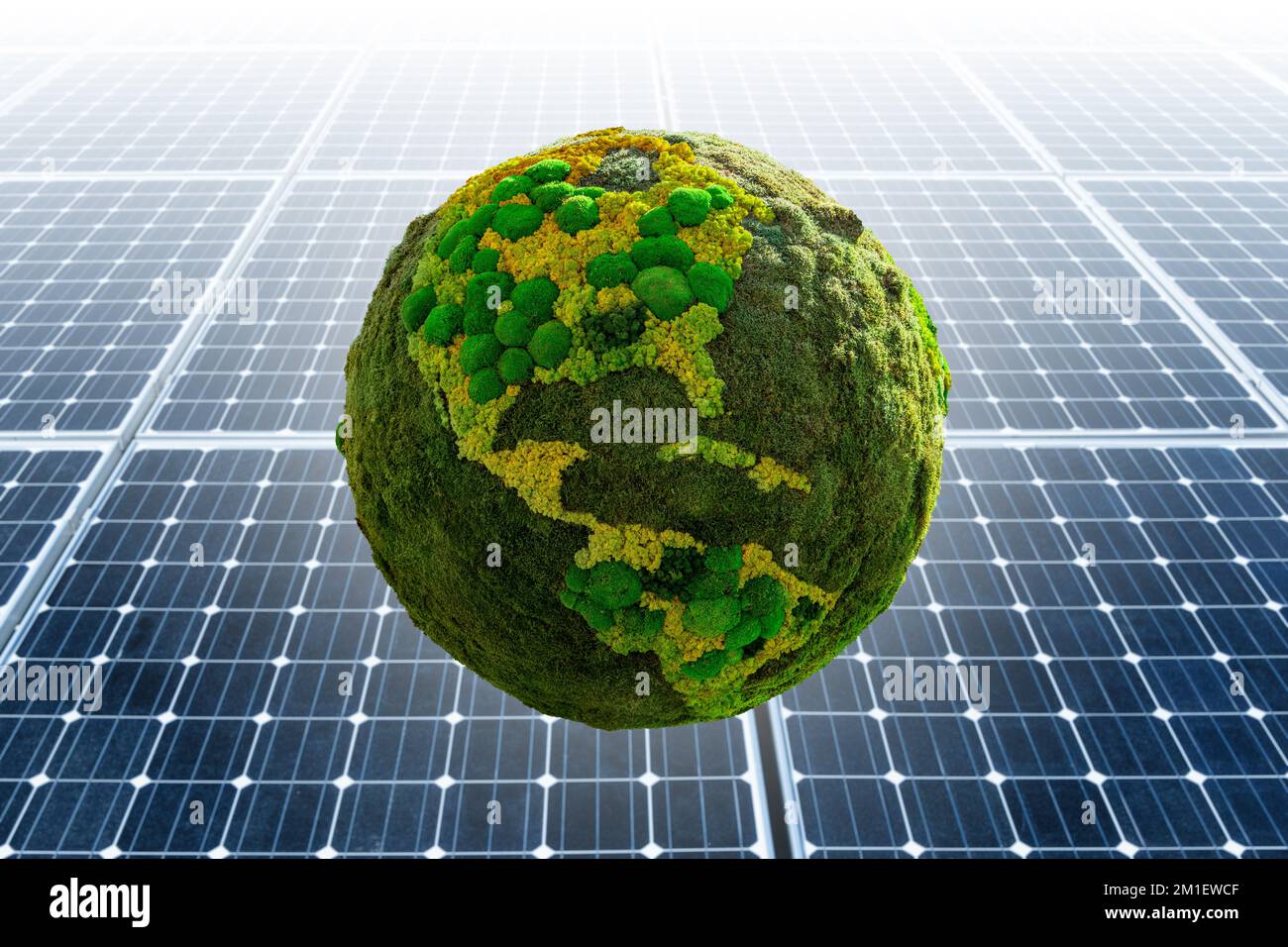 Grüner Planet Erde aus natürlichem Moos auf dem Hintergrund von Solarpaneelen. Symbol für nachhaltige Entwicklung und erneuerbare Energien Stockfoto