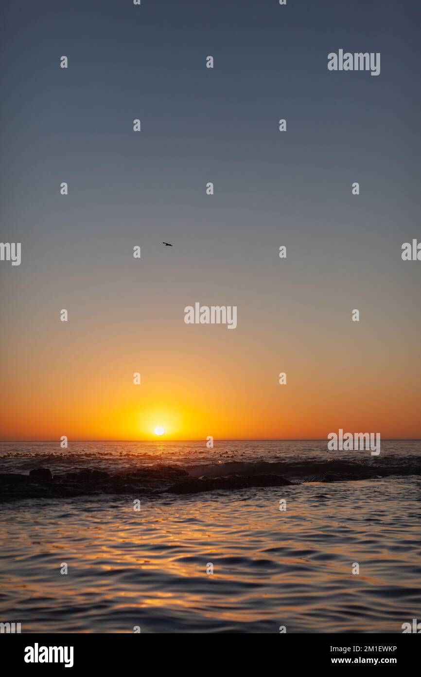 Sonne und Felsen bei Sonnenuntergang in Sea Point Kapstadt Afrika Stockfoto