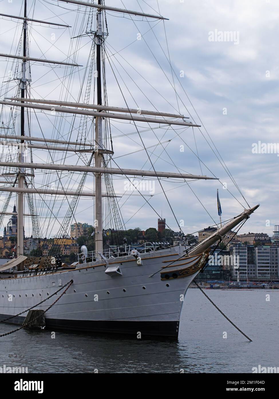 Stockholm, Schweden - 12. Juli 2018: Großes Segelschiff mit mehreren Masten im Hafen Stockfoto
