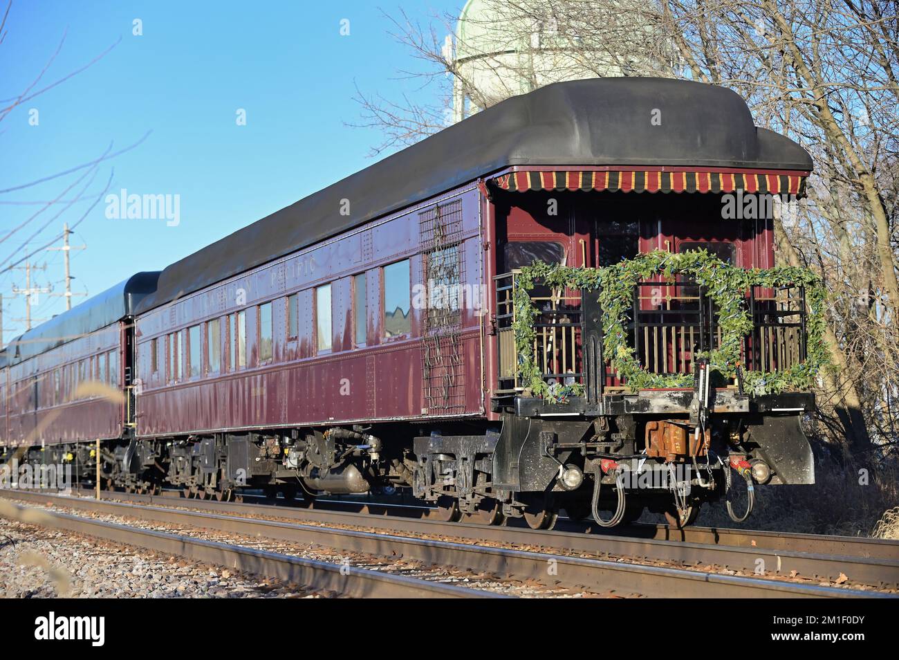 Bartlett, Illinois, USA. Kranz und Dekorationen auf einem offenen Aussichtswagen am Ende des Canadian Pacific Railway (CP) Holiday Train. Stockfoto
