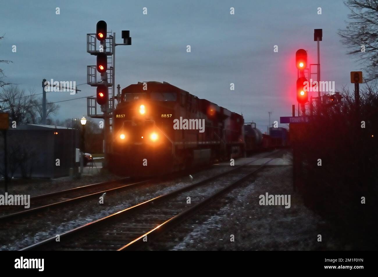 BENSENVILLE, Illinois, USA. Zwei Lokomotiven der Canadian Pacific Railway führen einen Güterzug aus dem Bensenville Yard, um einen Nachtlauf zu beginnen. Stockfoto
