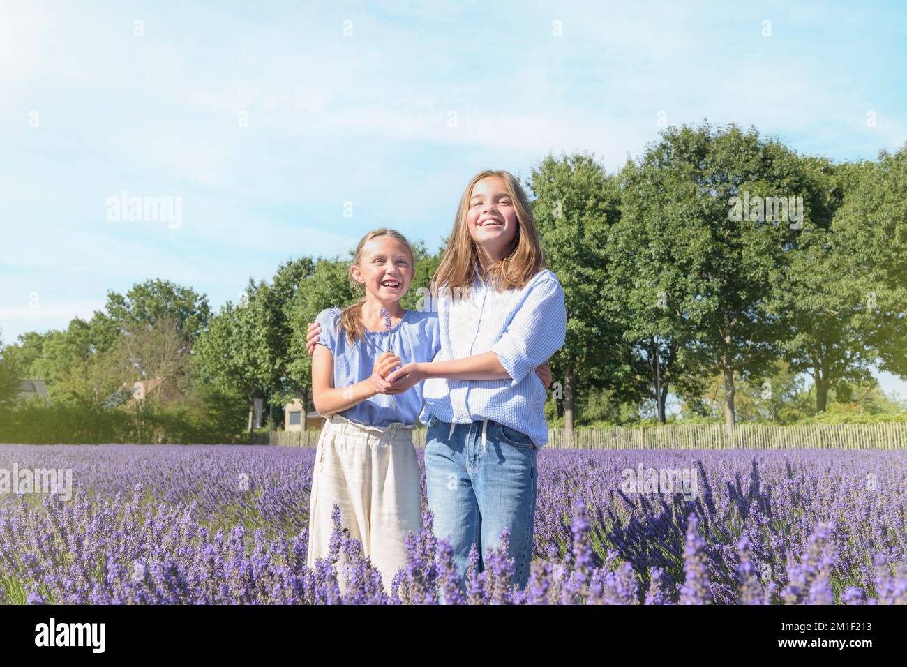 Zwei Teenager-Mädchen, Freunde mitten in einem blühenden Lavendelfeld. Die Freude der Kindheit. Lifestyle Stockfoto