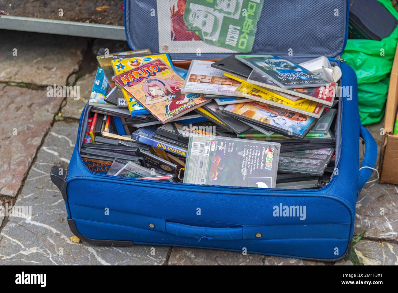 Belgrad, Serbien - 19. November 2022: Vintage Comics Videospiele DVD-Filme in großen Koffern auf dem Flohmarkt. Stockfoto