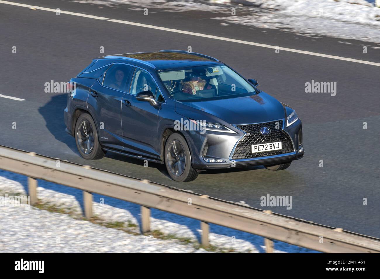 2022 Grey LEXUS RX 450h PREMIUM Hybrid Electric 1-Gang CVT; Autos, die an einem kalten Wintermorgen reisen. Winter niedrige Temperaturen mit Frost im Dezember und kalte Fahrbedingungen auf der Autobahn M61, Großbritannien Stockfoto