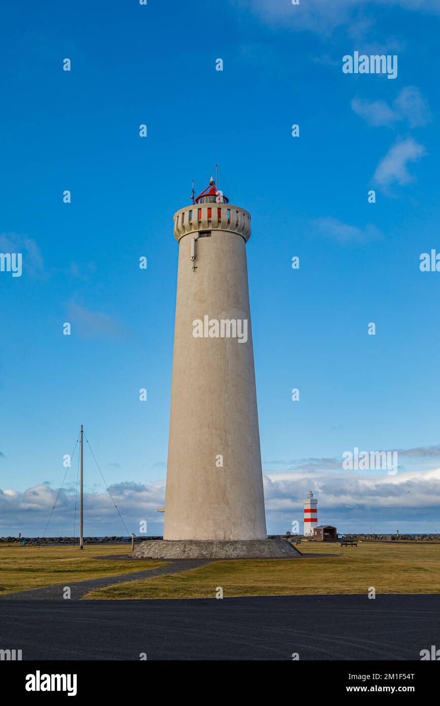 Leuchtturm an der Küste des isländischen Meeres als Teil des Atlantischen Ozeans. Holmsvollur, Sudurnesjabaer, Island. Stockfoto