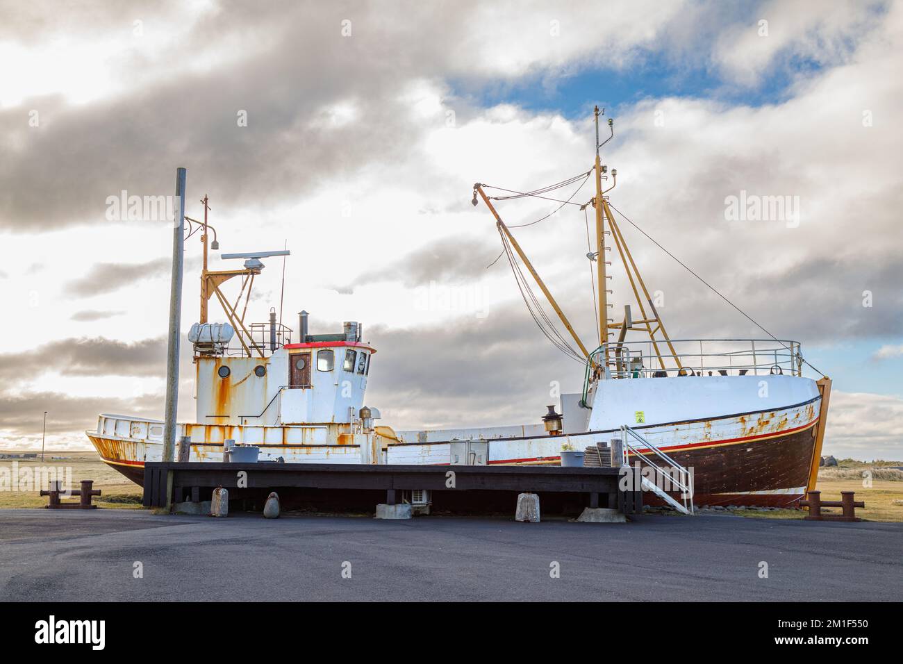 Altes Fischerboot als Attraktion an der Küste der isländischen See, Holmsvollur, Sudurnesjabaer, Island Stockfoto