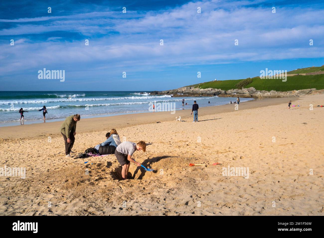 Menschen an einem sonnigen Fistral Beach an der Küste von Newquay in Cornwall in England im Vereinigten Königreich. Stockfoto