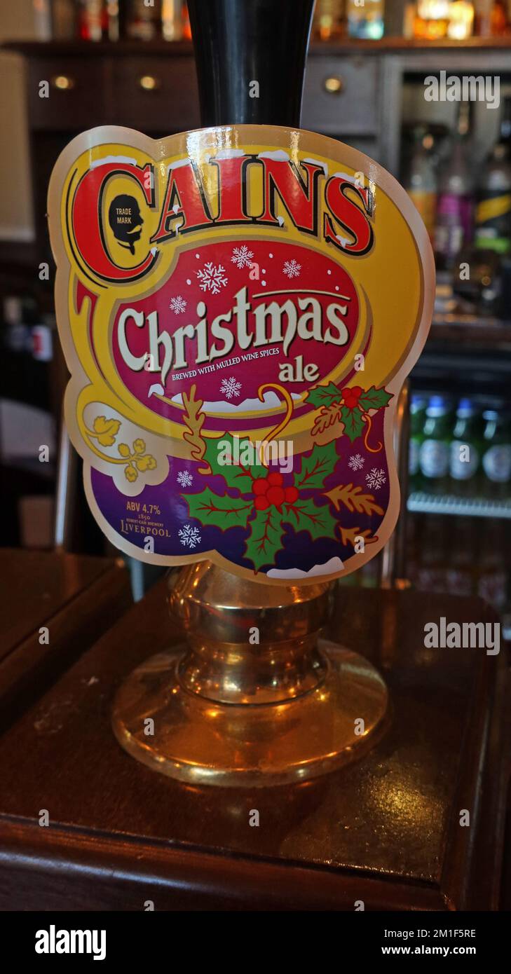 Cains Xmas Brauerei Bier, gegründet 1850, Liverpool, in der Doctor Duncans Bar, St John's LN, Queen Square, Liverpool, Merseyside, ENGLAND, GROSSBRITANNIEN, L1 1HF Stockfoto