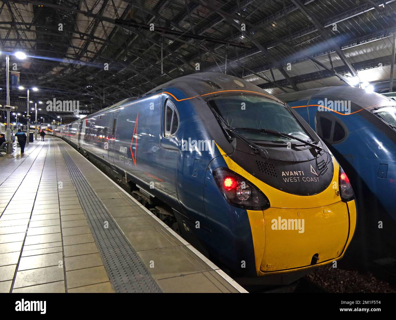 Avanti West Coast Pendolino 390112 EMU Electric Train, Liverpool Lime Street Station, West Coast Mainline, Merseyside, England, Vereinigtes Königreich L1 1NY Uhr nachts Stockfoto