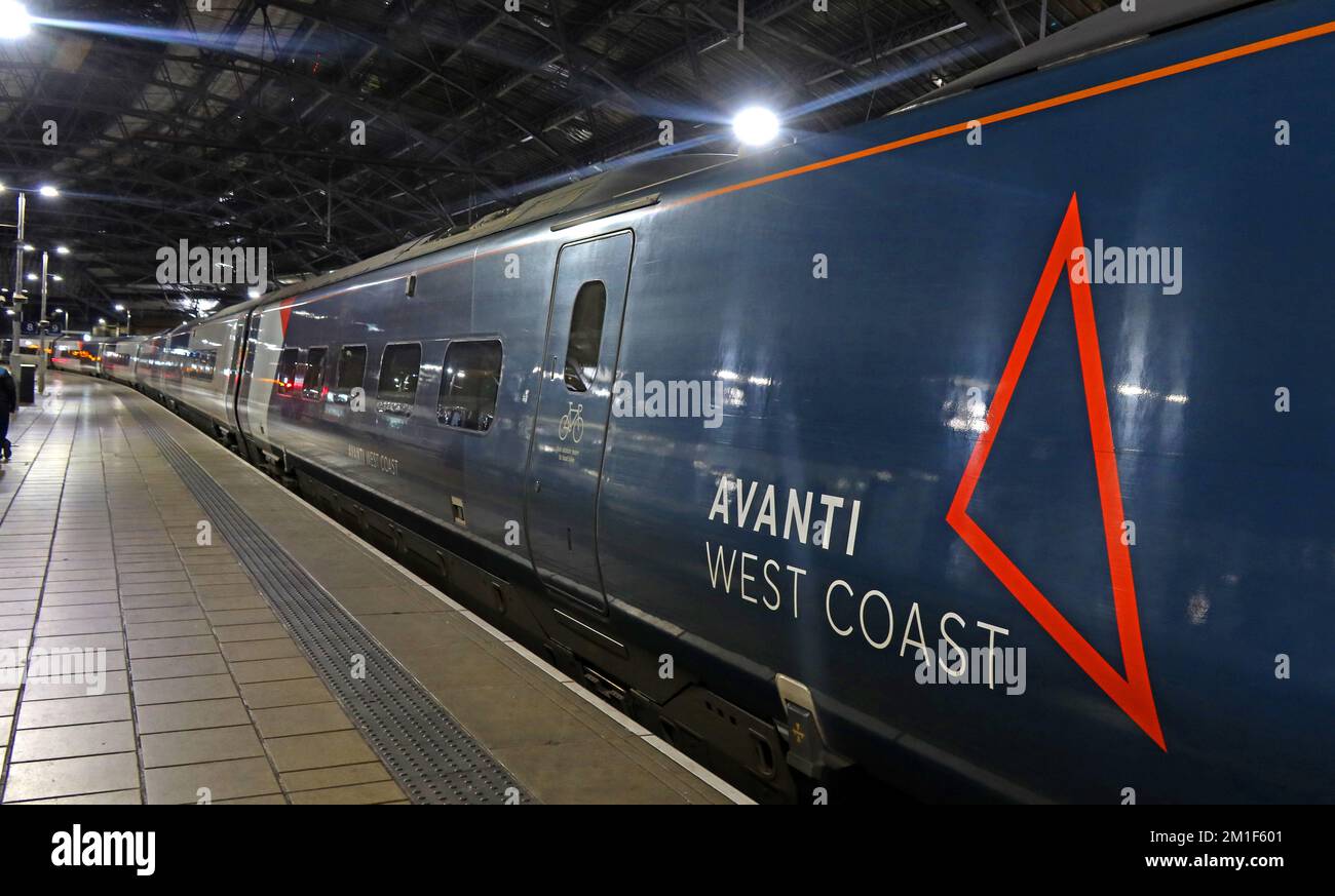 Avanti West Coast Pendolino 390112 EMU Electric Train, Liverpool Lime Street Station, West Coast Mainline, Merseyside, England, Vereinigtes Königreich L1 1NY Uhr nachts Stockfoto