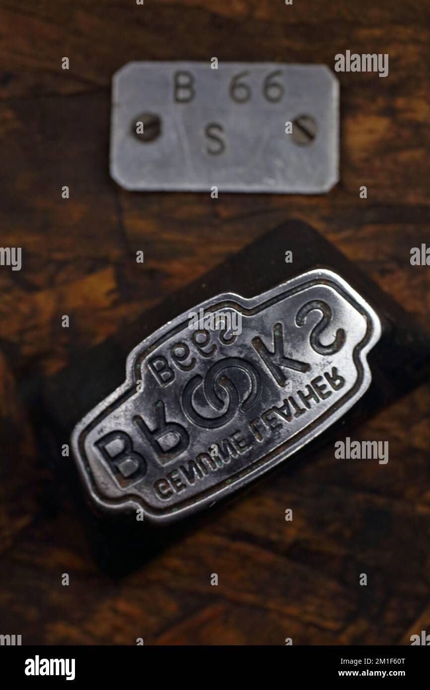 Brooks Sättel Branding Stempel.Alle Brooks Sättel haben das Brooks Logo in der Brooks Sattelfabrik in Birmingham, Großbritannien, in ihre Seite gedrückt. Stockfoto