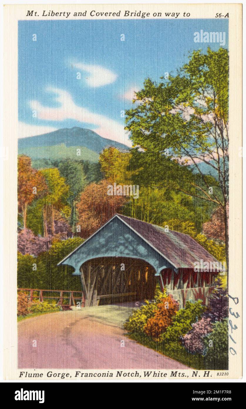 Mt. Liberty und Covered Bridge auf dem Weg nach Flume Gorge, Franconia Notch, White Mts., N.H. , Brücken, Berge, Tichnor Brothers Collection, Postkarten der Vereinigten Staaten Stockfoto