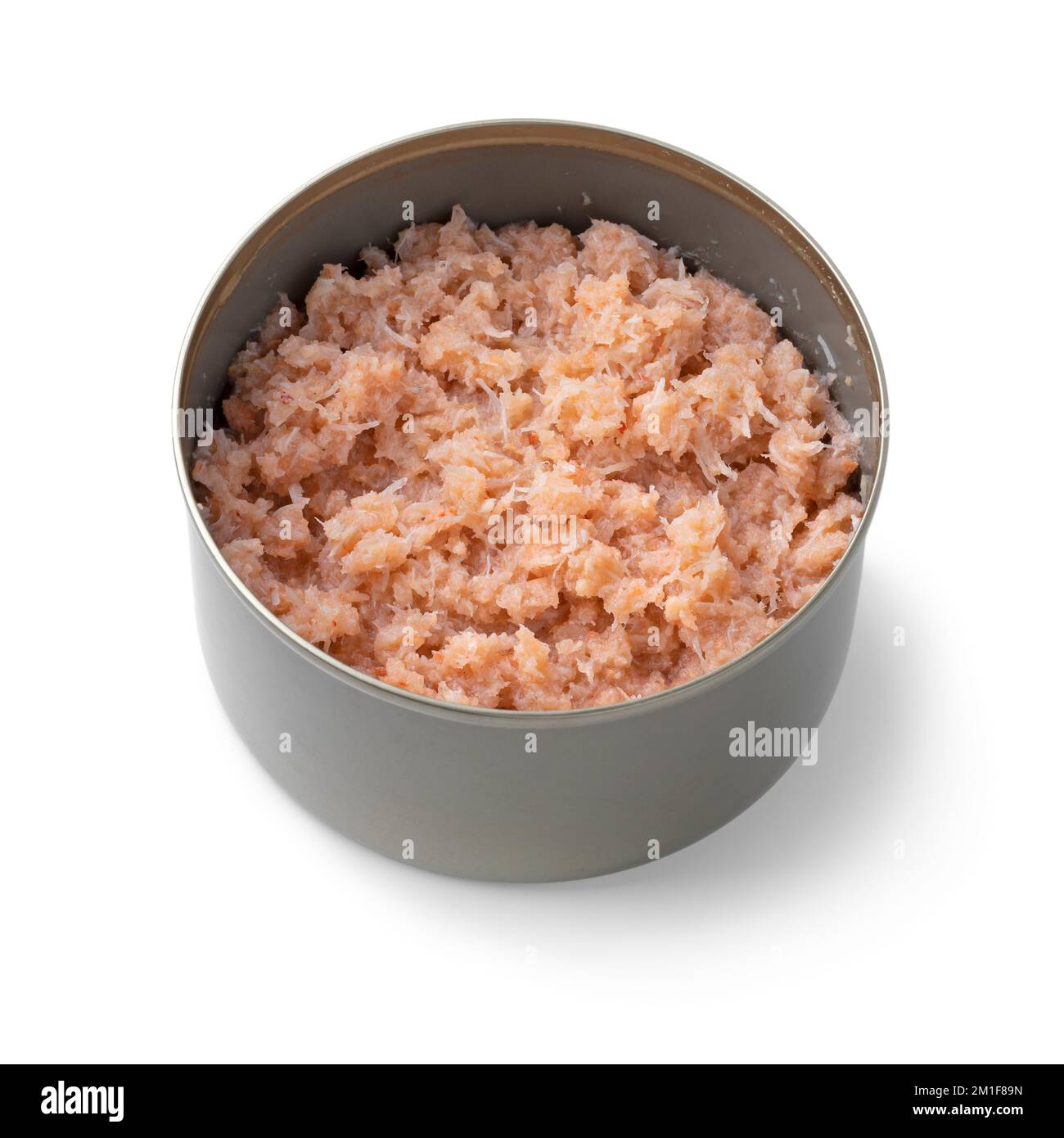 Offene Dose mit Krebsfleisch aus der Konservendose als Zutat für eine Mahlzeit isoliert auf weißem Hintergrund Stockfoto