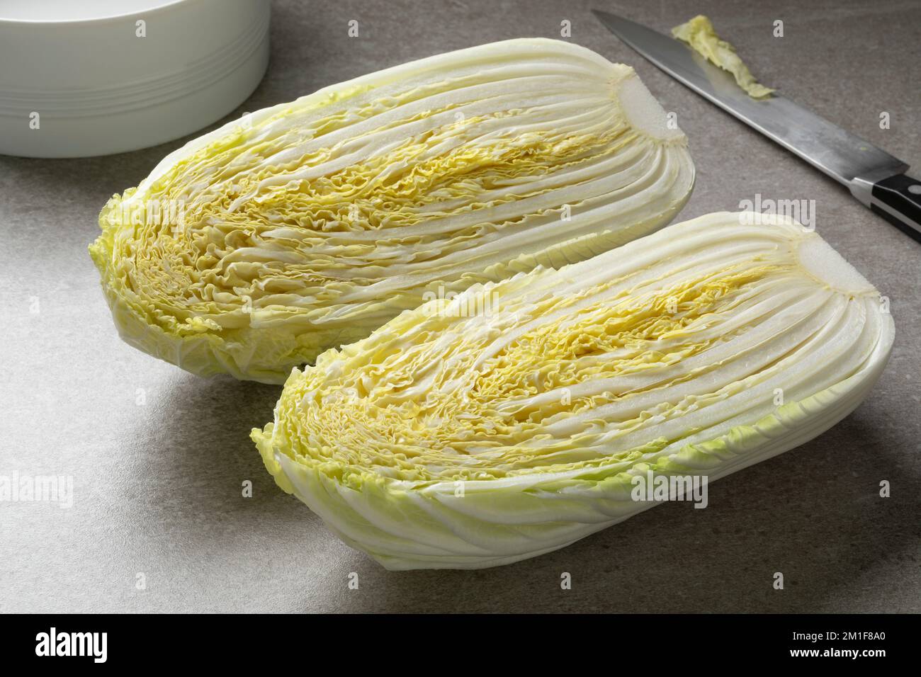 Frischer halbierter Chinakohl in der Küche Stockfoto