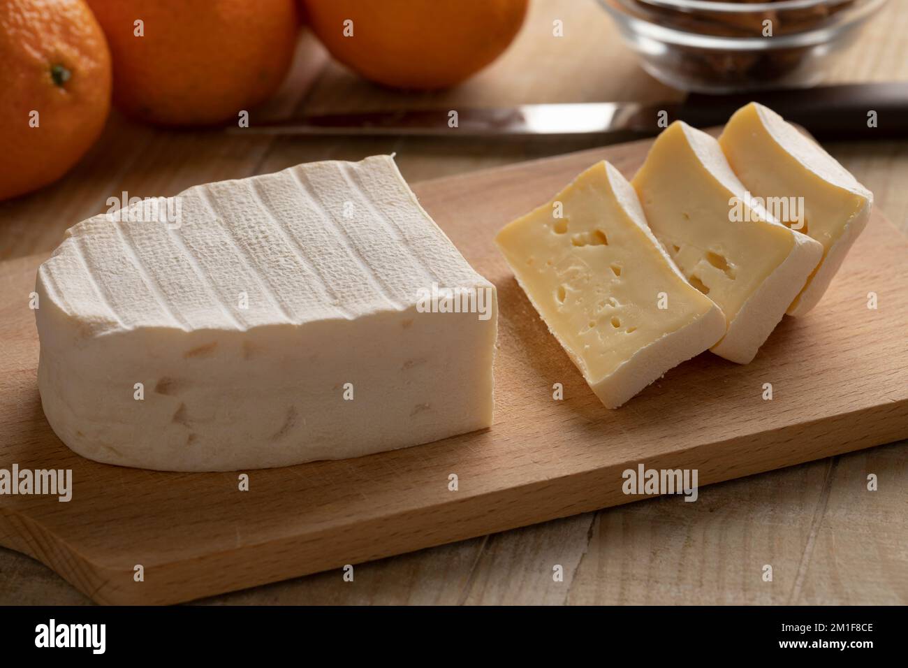 Französischer Le Coq de bruyere Käse und Scheiben auf einem Schneidebrett aus nächster Nähe Stockfoto