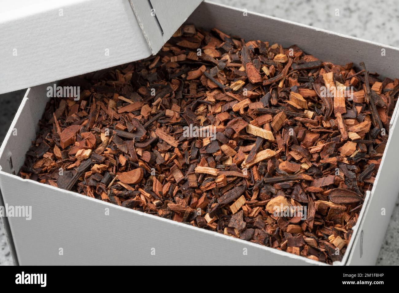 Aromatischer südafrikanischer Honigbuschtee, ein roter Tee in einer Schachtel Nahaufnahme Stockfoto