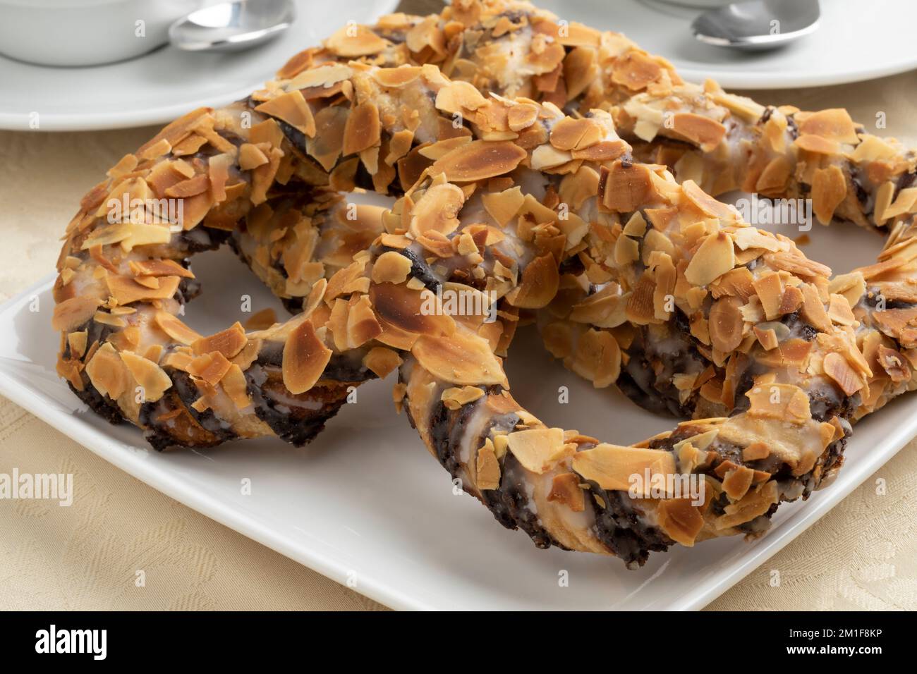 Leckeres süßes deutsches Nougatbrezel aus nächster Nähe für die Kaffeezeit Stockfoto