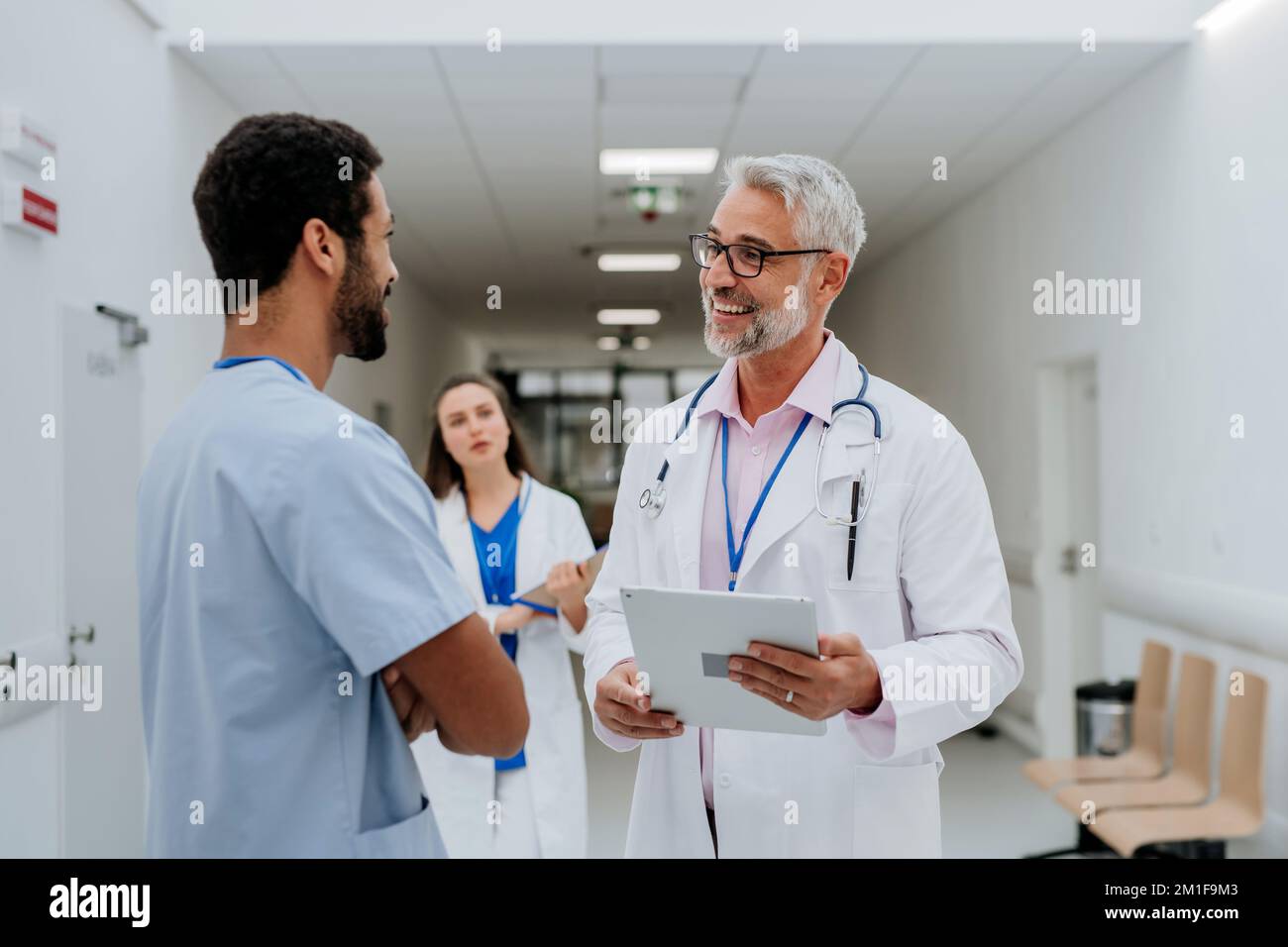 Ärzteteam am am Krankenhauskorridor. Stockfoto
