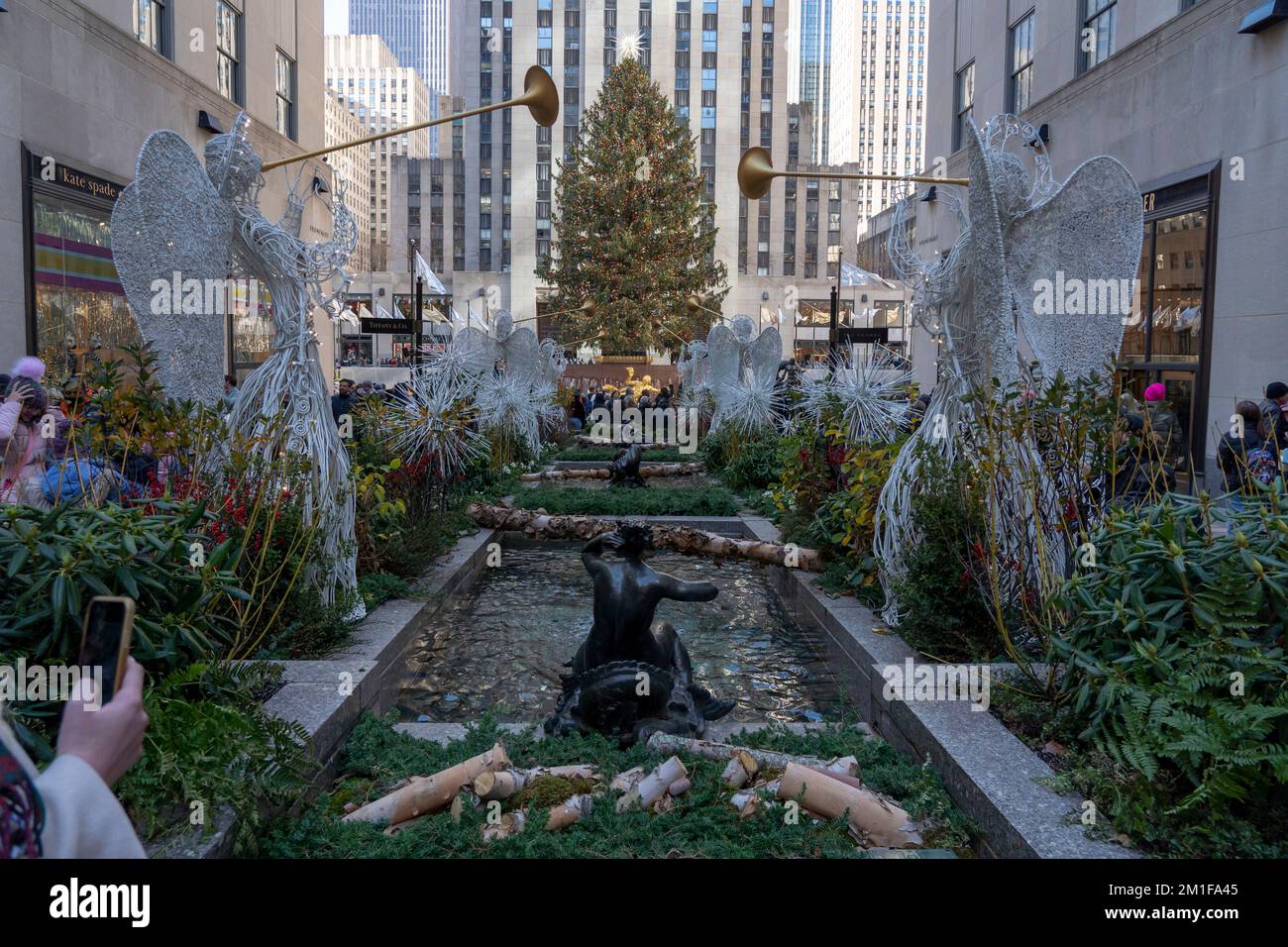 New York, Usa. 04.. Dezember 2022. Der beleuchtete Weihnachtsbaum, der bei Rockefeller Christmas in New York City gesehen wurde. Sunday Fifth Avenue wurde im Rahmen des offiziellen Auftakts von „Fifth Avenue for All“, einem neuen Programm, das die 5. Avenue von der 47.. Bis zur 57.. Straße in eine Fußgängerzone verwandeln wird, die jeden Sonntag im Dezember nur für Fußgänger zugänglich ist, um die größte, je nach Weihnachtszeit geltende offene Straße der Stadt zu markieren. (Foto: Ron Adar/SOPA Images/Sipa USA) Guthaben: SIPA USA/Alamy Live News Stockfoto