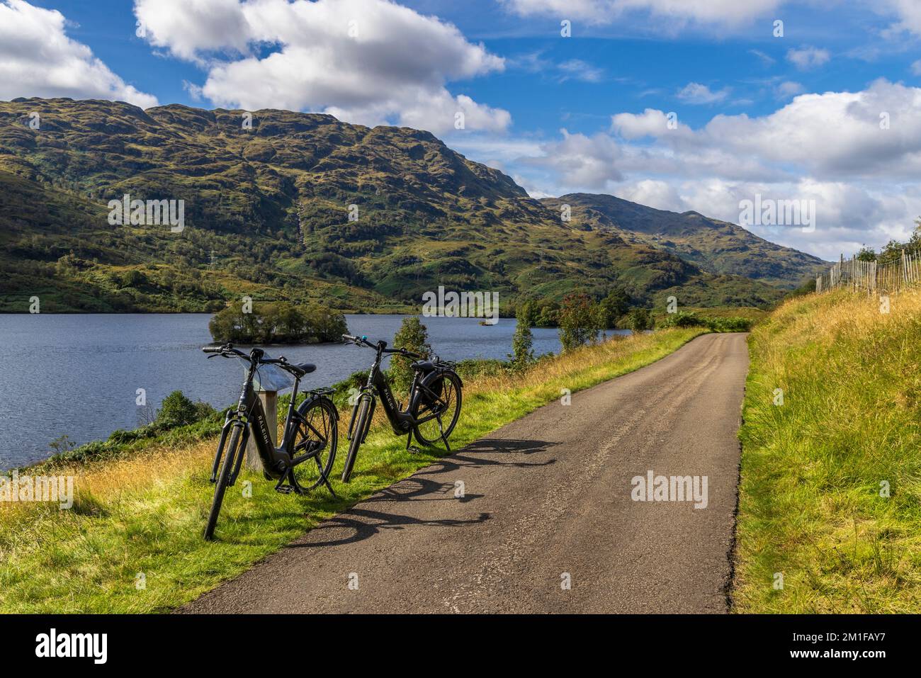 Elektrofahrräder am Ufer von Loch Katrine, Trossachs, Stirling, Schottland Stockfoto