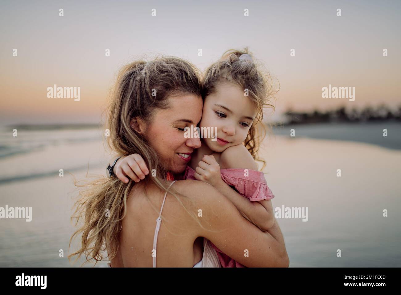 Mutter genießt die Zeit mit ihrer Tochter auf See. Stockfoto