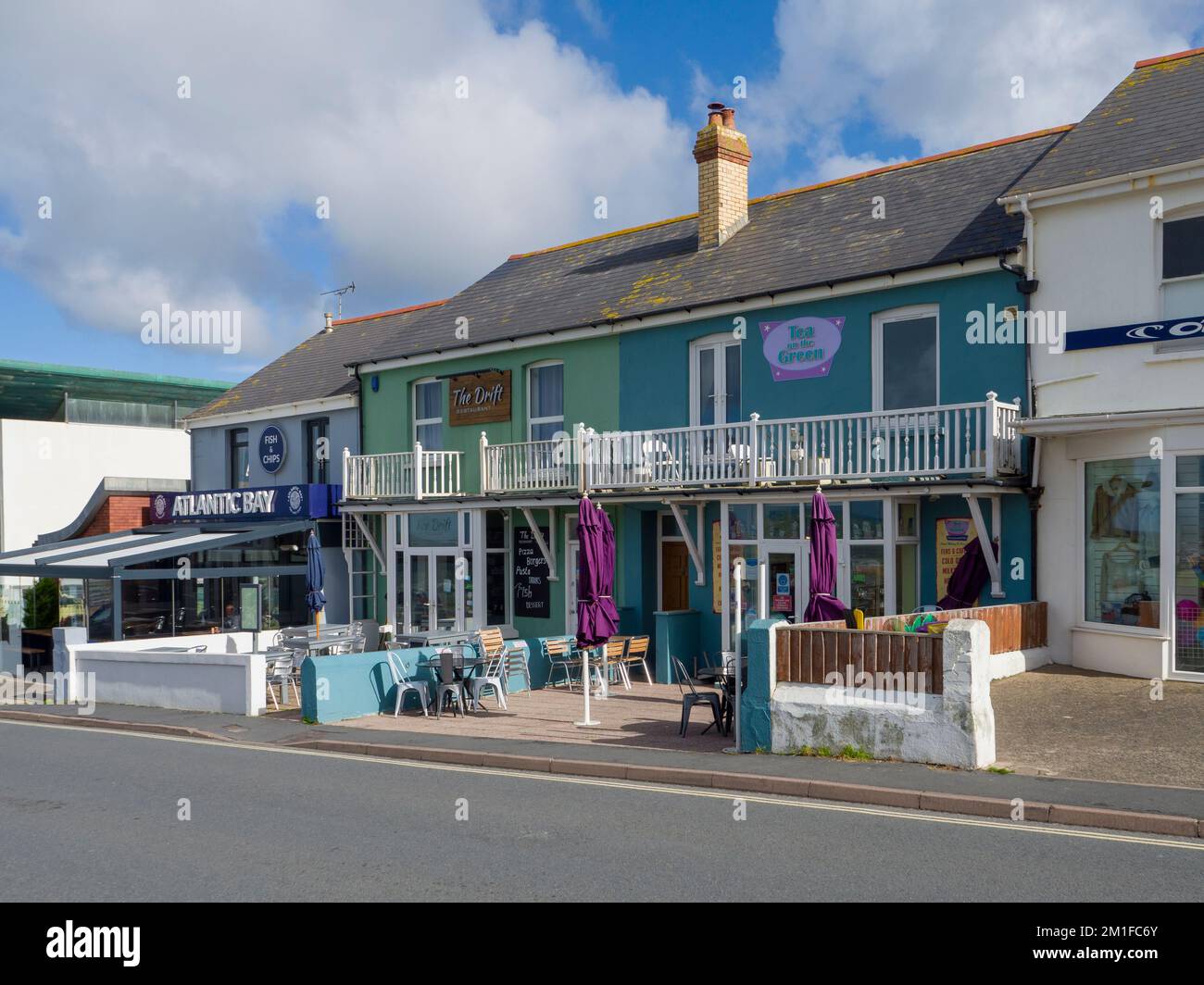 Restaurants und Cafés im Küstendorf West ward Ho!, North Devon, England. Stockfoto